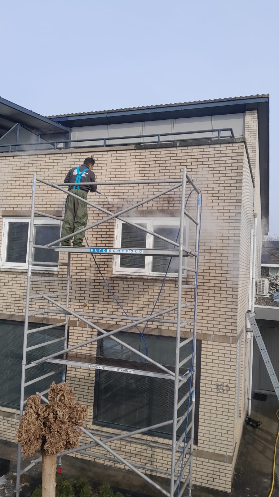 Vakman aan het werk - dak- en gevelonderhoud Breda