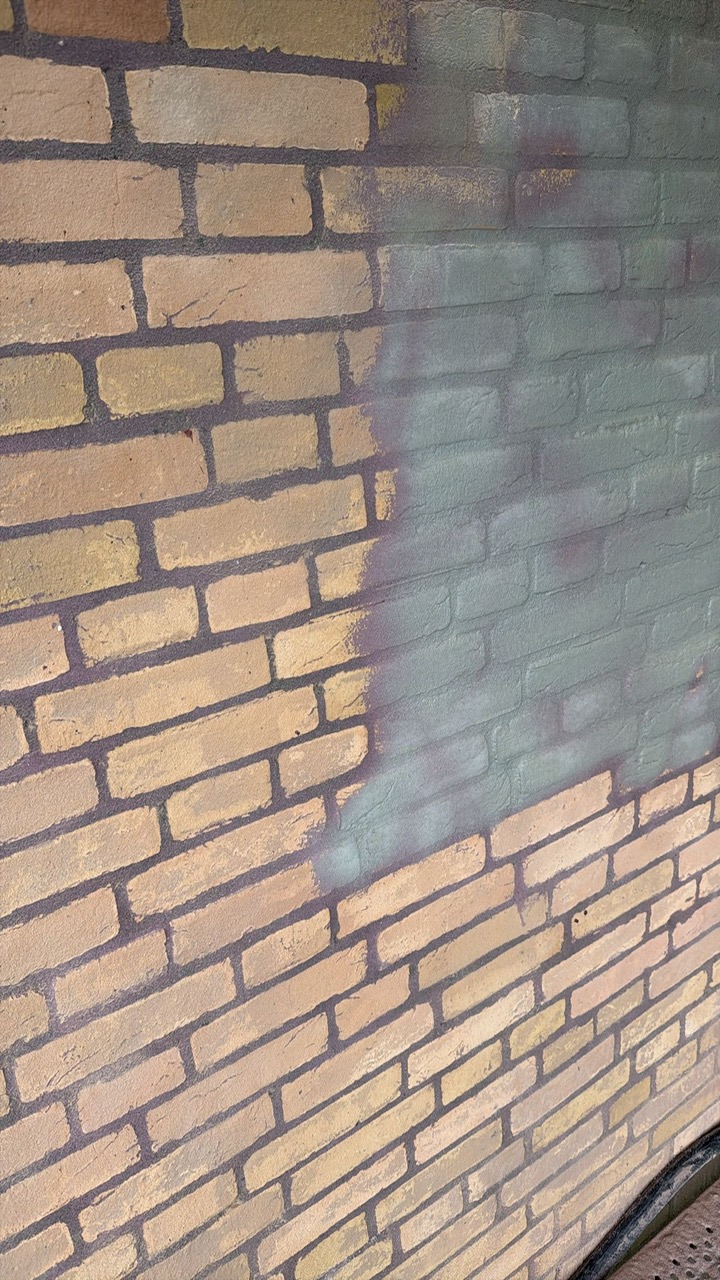 Verf verwijderen van gevel in Bergen op Zoom